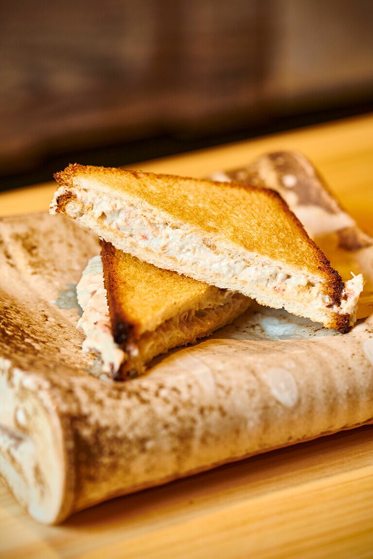 蟹味噌チーズトースト 750円(税込)。たっぷりの蟹の身と味噌にクリームチーズを合わせたものをフィリングにしたトースト。香ばしい口当たりでやみつきになりそう！