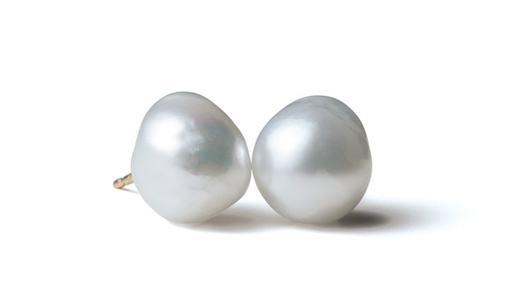 11㎜珠ピアス(YG×白蝶バロックパール) 110,000円／ボン マジック