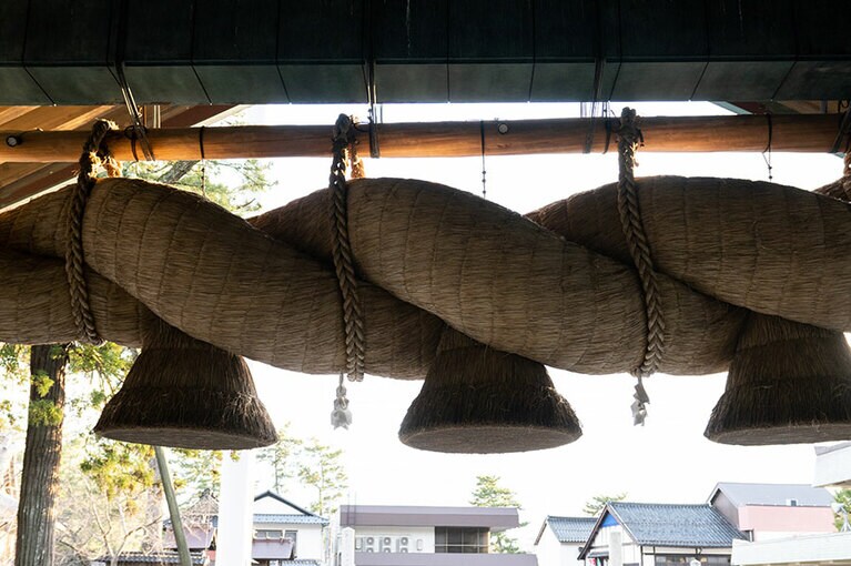 迫力のある神楽殿の大注連縄は13m、5.2tある。