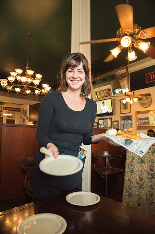 笑顔のキュートな店員さんがサーブしてくれる。