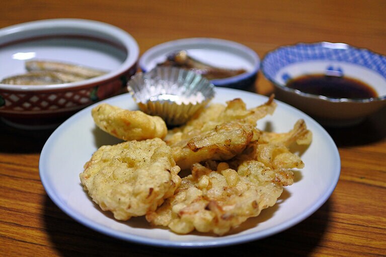 ゴリと玉ねぎの天ぷら、焼いたモロコの酢漬け。聞いたことのない名前の魚ばかり。