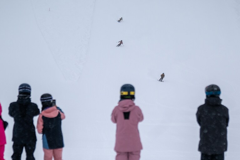さすがの滑りに思わず歓声が上がる。
