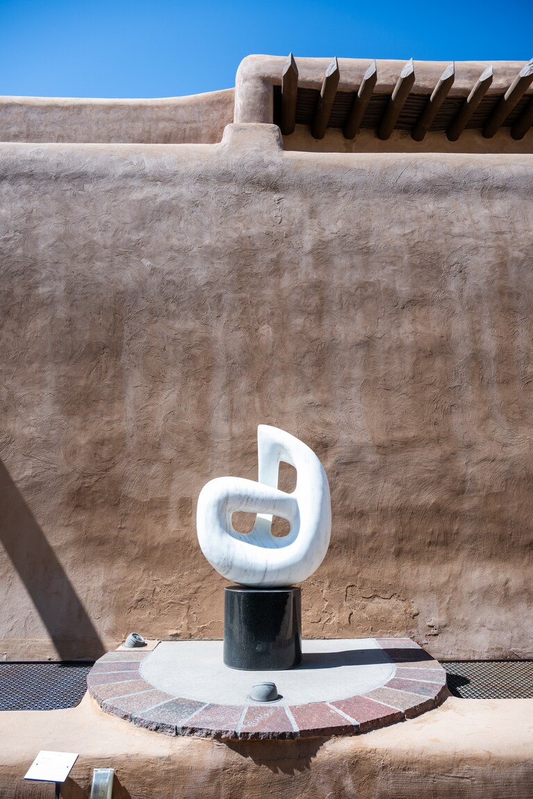 【New Mexico Museum of Art】10:00～17:00（金～19:00） 無休　※11～4月は10:00～17:00　月曜休館 　料金／大人12ドル www.nmartmuseum.org