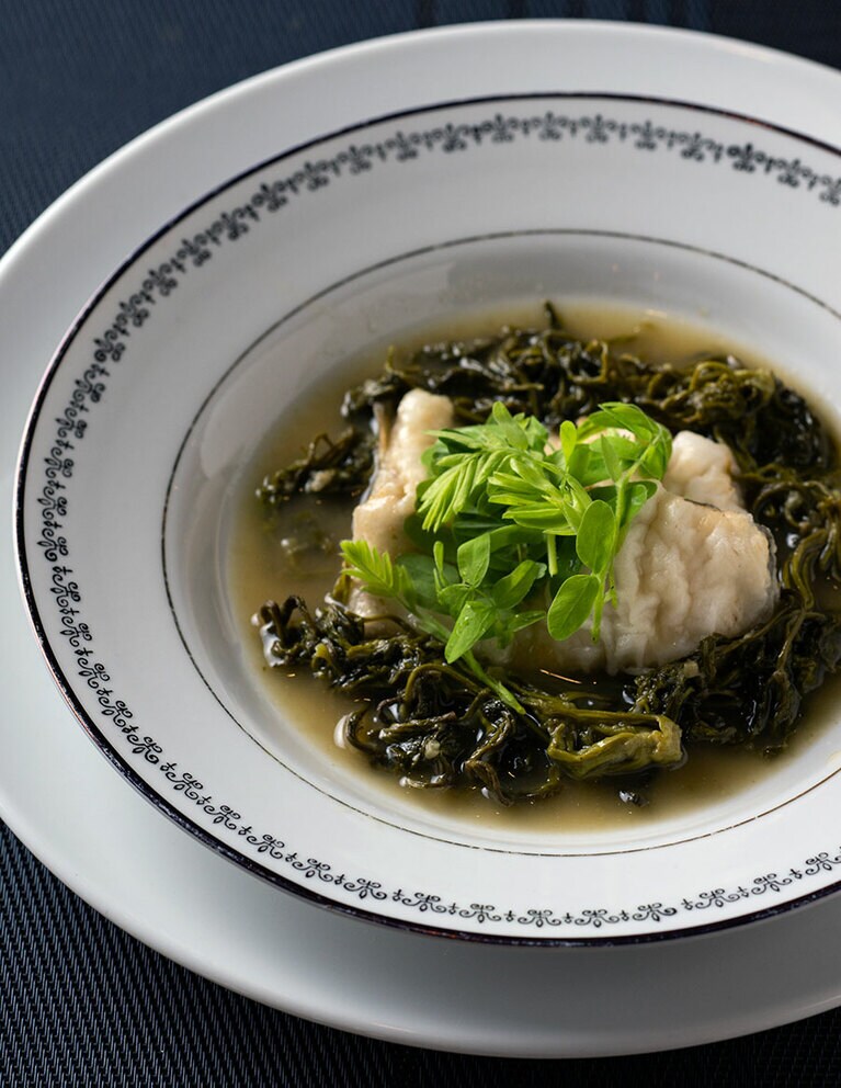 イサーンの酸っぱいスaープ“トムソムプラー”。宮田村のニジマスを揚げ、もち米で発酵させたコシアブラ、タマリンドの葉と共に。すべてコース7品 5,500円、10品 8,800円の一例。