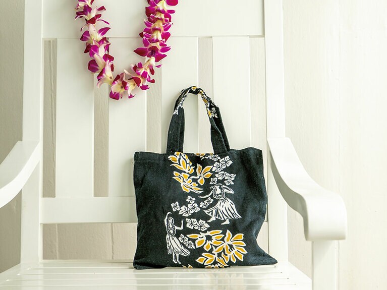 フラガールが描かれたデッドストックの生地を使ったミニサイズ。人気のバッグブランドChit Chatのもの。25ドル。