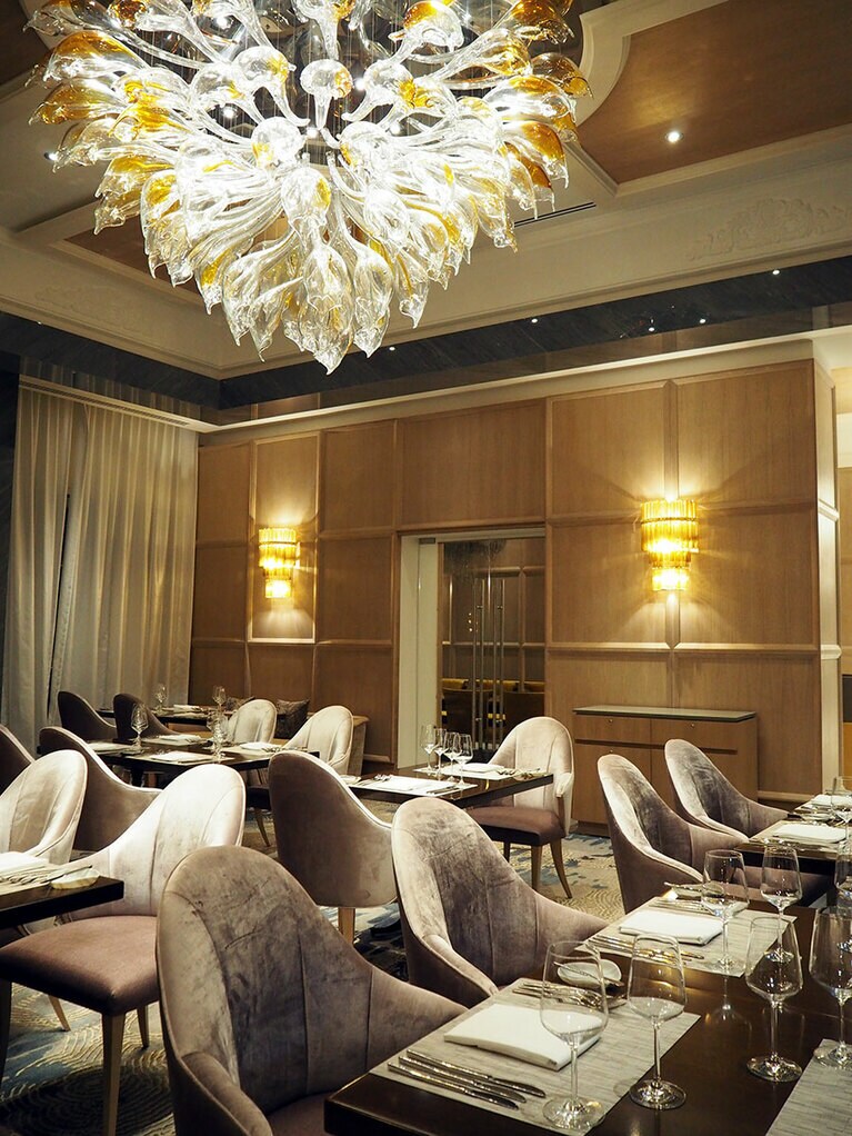 フランス料理「ルミエール(Lumiere)」はきらびやかなシャンデリアが輝く、ゆったりとした空間。