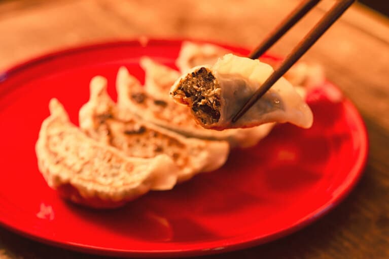 断面が黒！思ったよりもひじきたっぷり。やわらか～い口当たりは豆腐のおかげ。