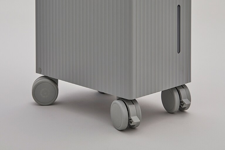 360度回転するキャスターを搭載。