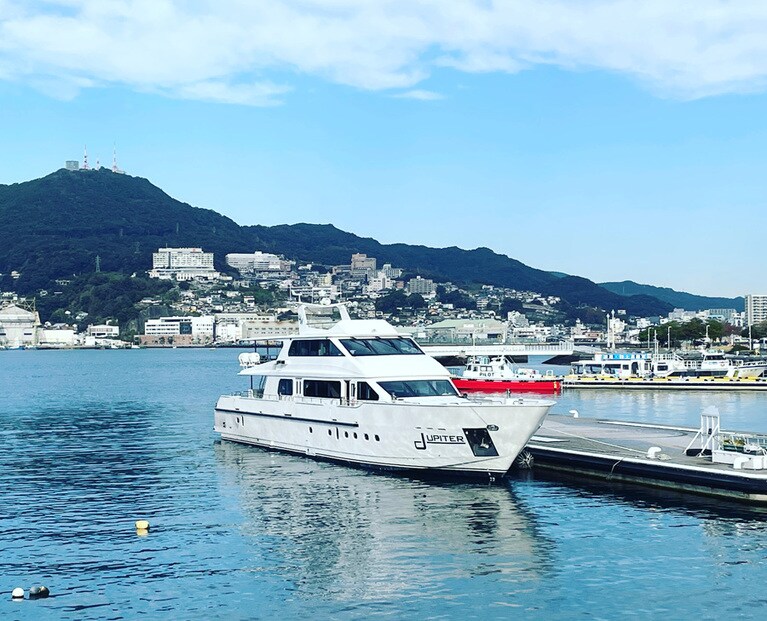 クルーザー型でゆったりとしたツアーを楽しめるツアー船ジュピター。