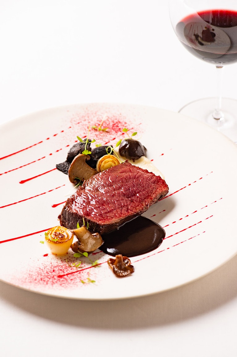 鹿肉のロティ ポワブラード。地元の食材をフレンチで堪能。