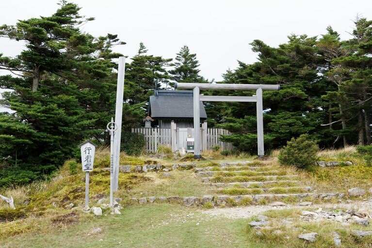 弥山山頂の弥山弁財天社は、音楽や芸能の神様である弁財天を祀っている。
