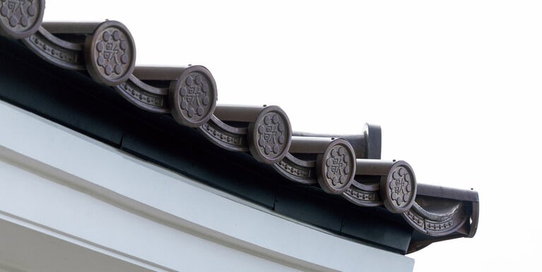 屋根の意匠も弥栄会館時代のものを再現。「歌」の文字を8つの円が囲む「八ツ団子」模様を瓦に刻んでいる。