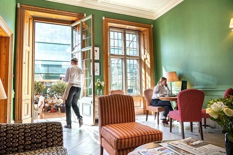 インテリアの大胆な色使いは、オリジナルの暖炉に配されたタイルなどからインスピレーションを得たもの。