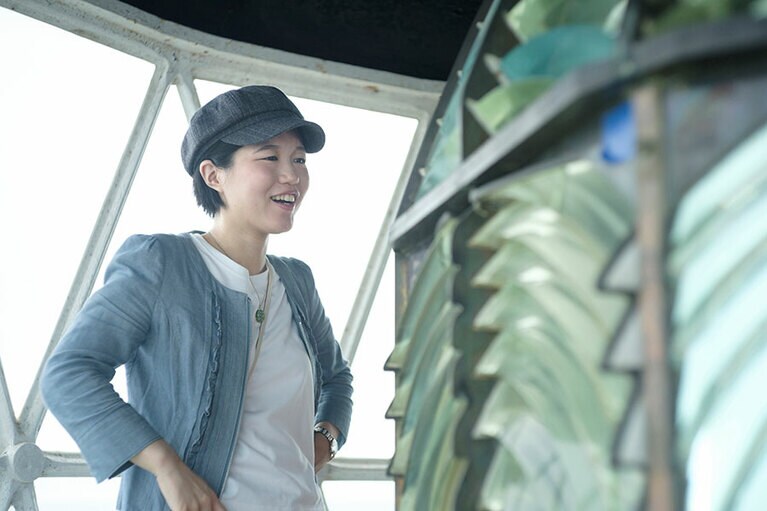 幻想的な空間に見入る阿部さん。