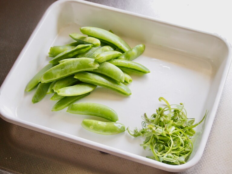 スナップエンドウは筋とヘタを取り除く。
