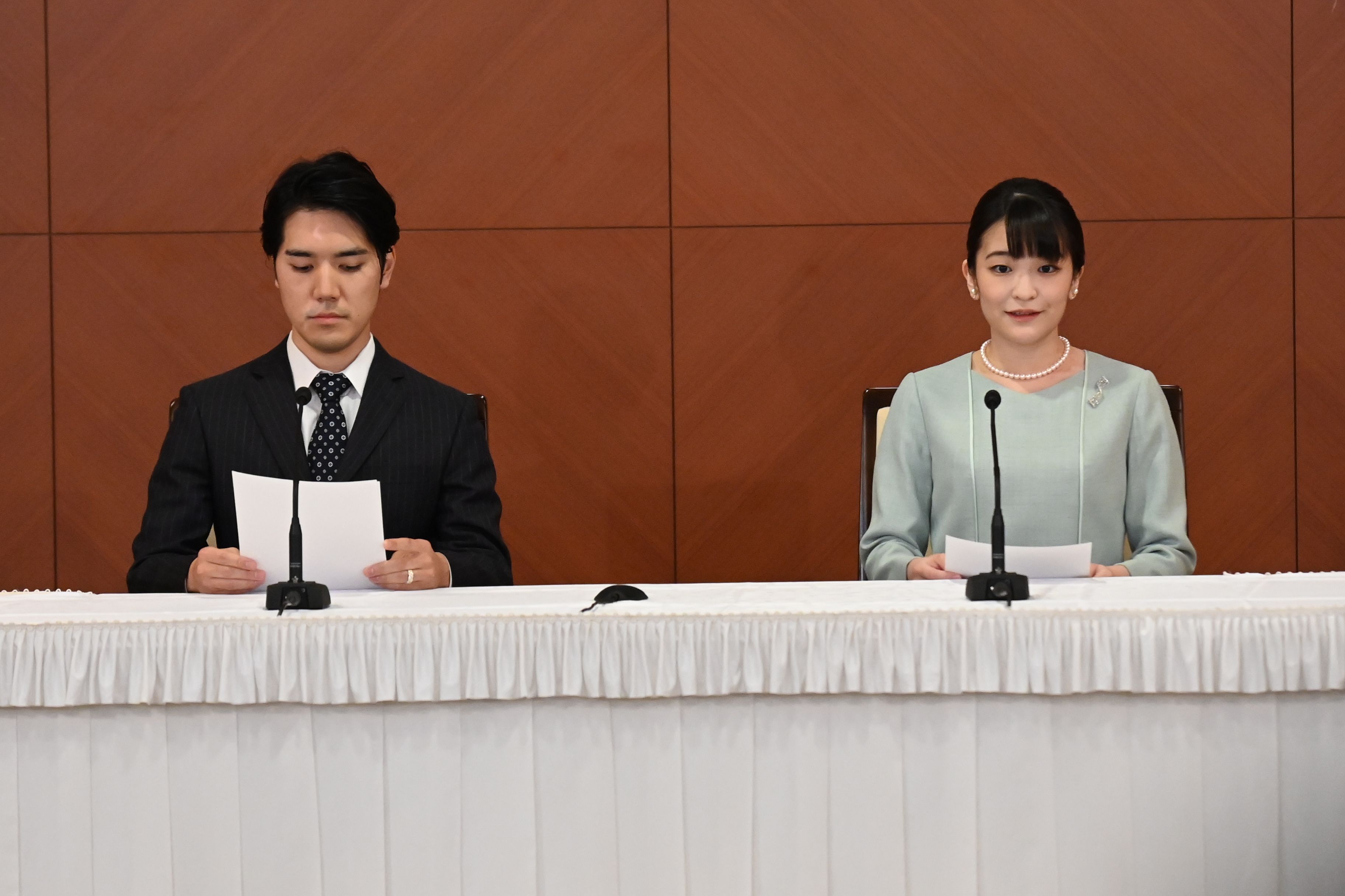10月26日に婚姻届を提出し、記者会見に臨む小室圭さんと眞子さん　©JMPA