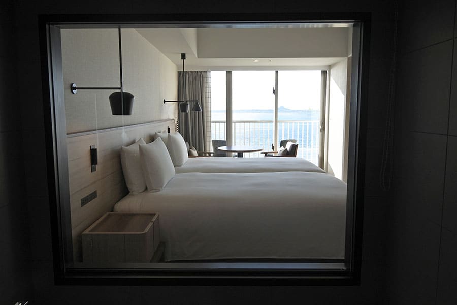 ベッドの向こうに海を望みます。