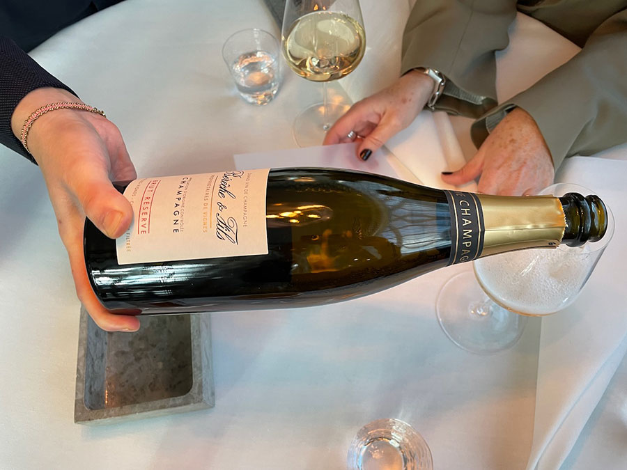シャンパーニュをはじめ「AIRA」のワインリストは豊富。