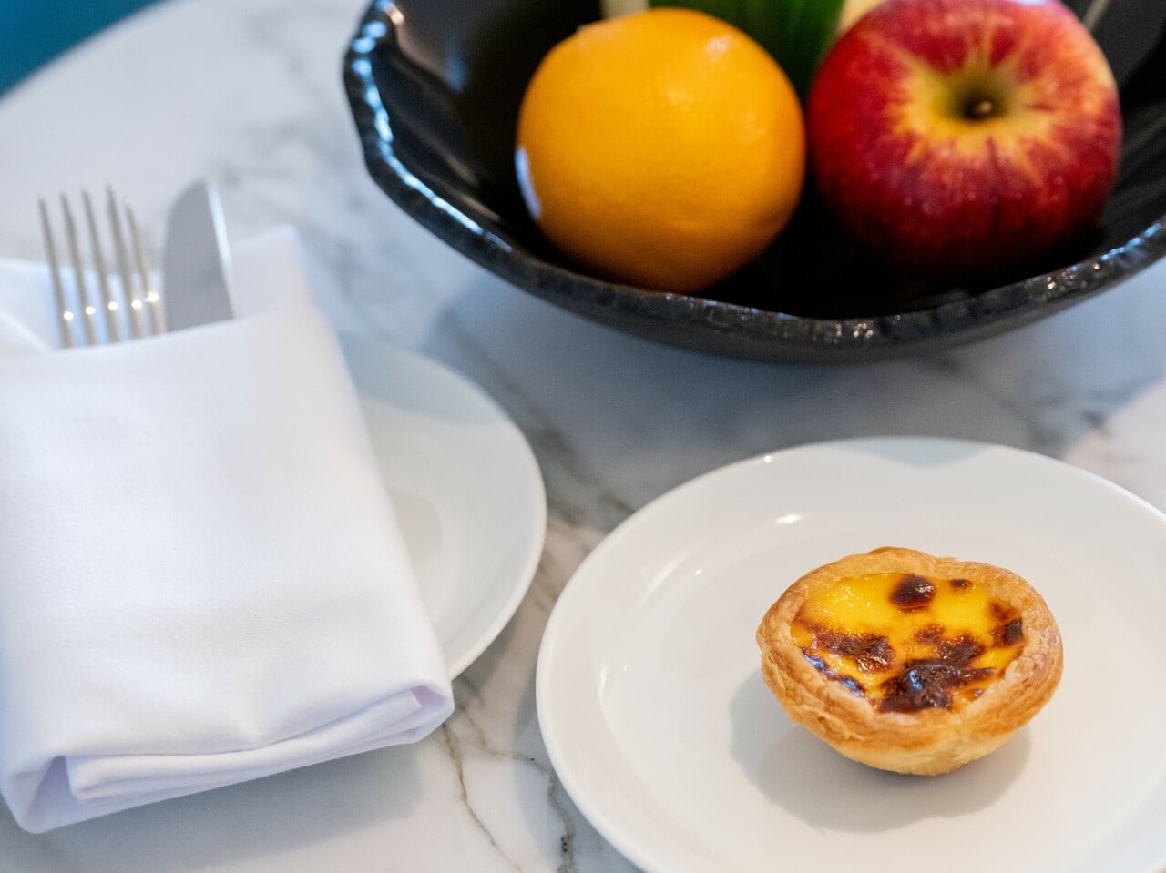 ウェルカムアメニティのエッグタルトとフルーツ。