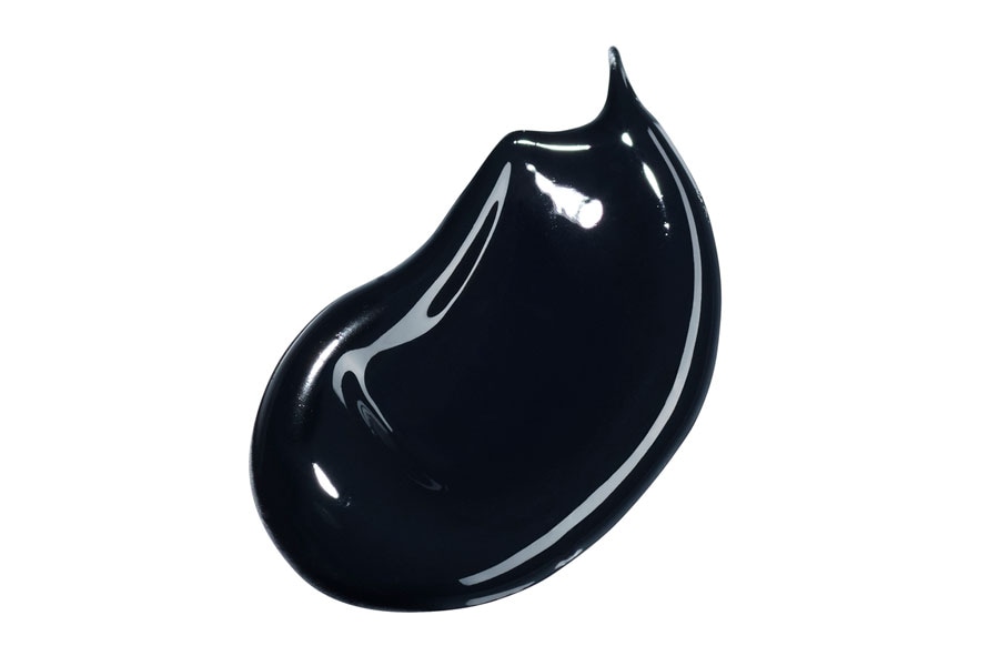 弾力のある独自開発の“ジェル状フィルム液”。まつ毛に塗布するとなめらかに伸び広がって、凹凸ができても自発的に平滑状態に戻るという補正効果を発揮。とかすように付けるだけで、根元は太く、毛先に向かって細くなり、1本1本のまつ毛の形自体を美しく見せる。