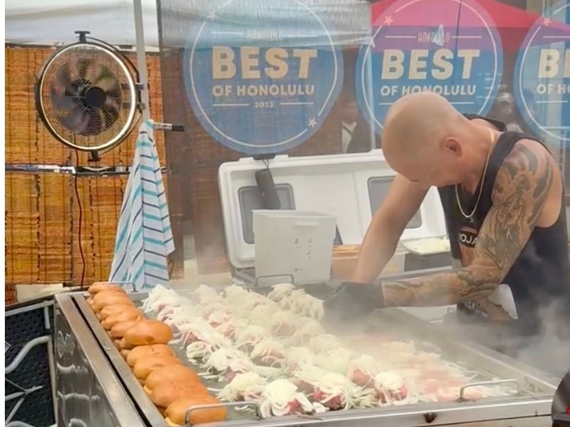 一つひとつのパティをぎゅっと押しつけて、香ばしさアップ。