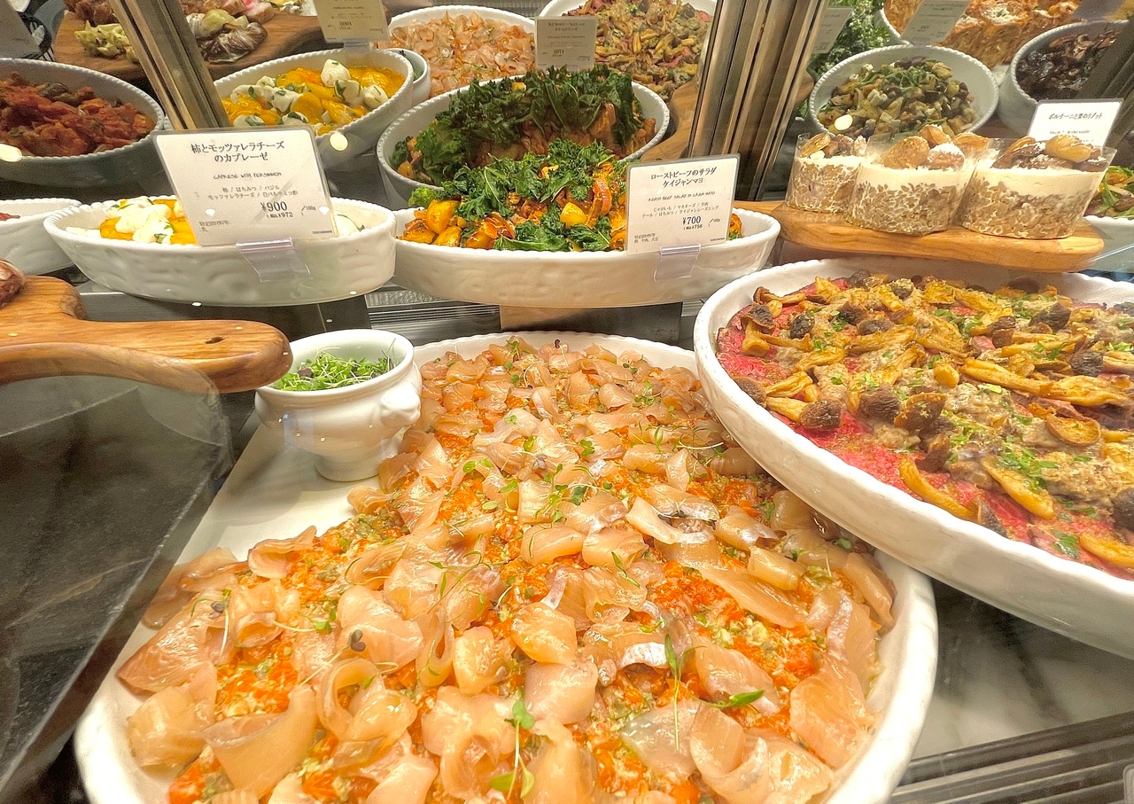 静岡県産富士山サーモンのタルタルとホワイトサーモンのマリネ 江戸前ハーブ添え（1,296円／100g・品川店限定）。