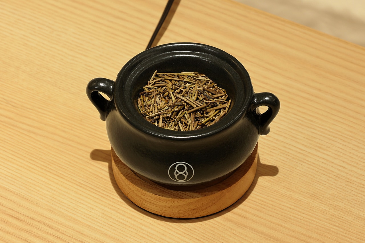 ほうじ茶の香りが部屋に満ち、ただ過ごす時間さえもウェルネスにつながっている。