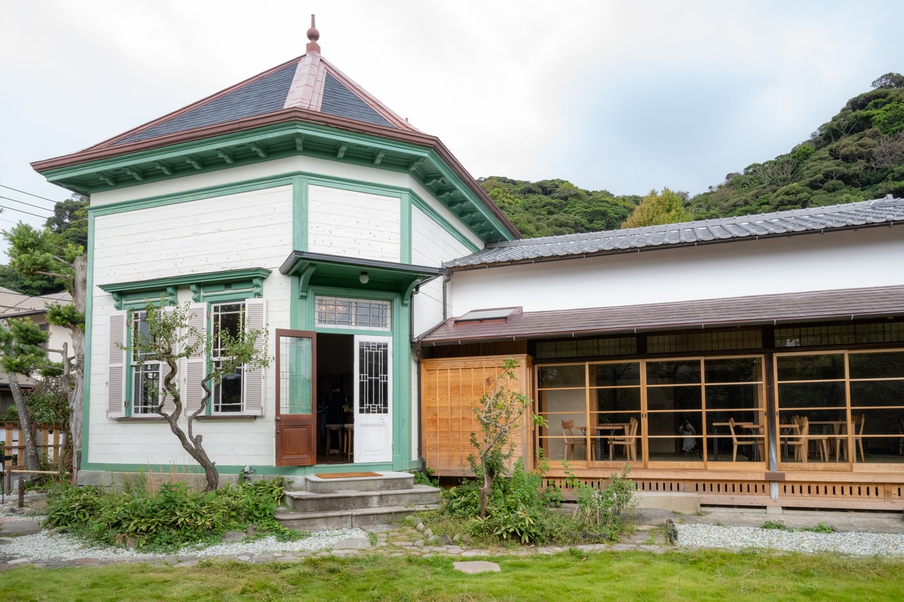 お店全景。左がカフェのある洋館、右がお蕎麦をいただける和館。