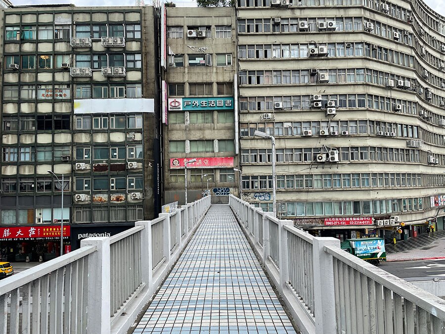 歩道橋の上からの写真。どの方向を向いてもおもしろい写真が撮れる場所です。