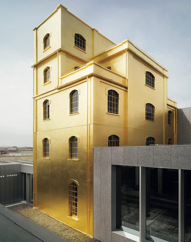 入り口のある「ポディウム」の外観。©Bas Princen ©Courtesy Fondazione Prada