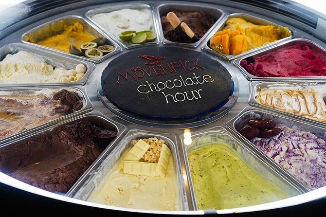 チョコレートアワーは毎夕1時間、アイスクリームやチョコレートが食べ放題。回転するアイスクリームの冷蔵庫も登場します。