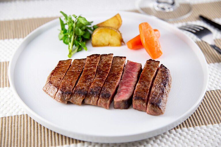 矢澤ステーキ(内モモ)2,700円 150グラム ソース付。