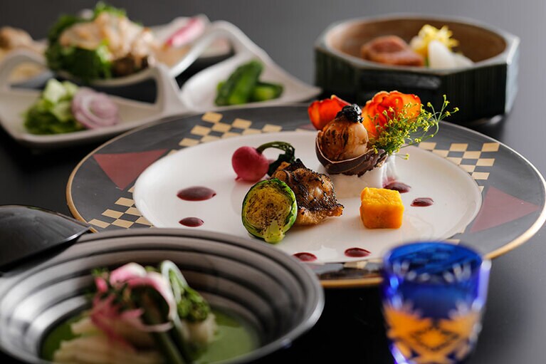 日本伝統の会席に“洋”のエッセンスを加えた「創作会席料理」に、利き酒師セレクトの地酒を合わせて味わいたい。