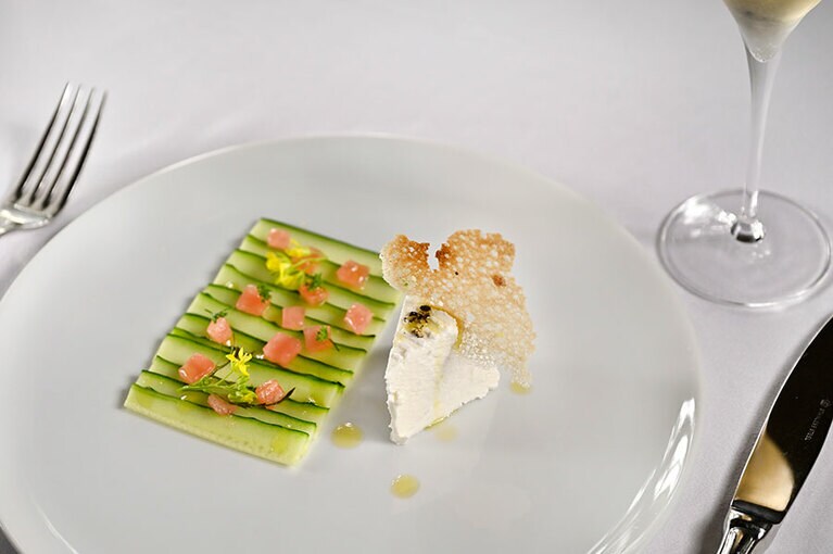 “自家製山羊のチーズと地元産キュウリのサラダ”。できたてを味わうシェーブルチーズの美味しさは格別。キュウリの瑞々しい旨みや香りと好相性。