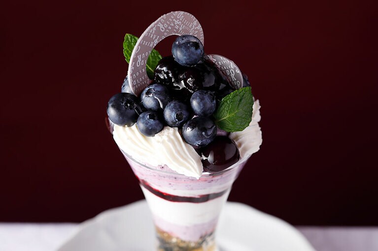 「岐阜県 揖斐郡産 ブルーベリーのパフェ」2,600円。