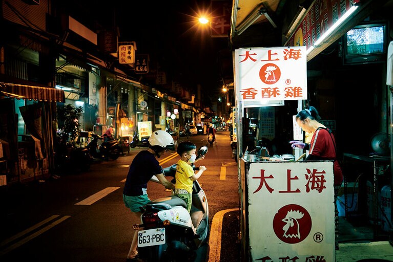 夕飯を買っている親子。「めっちゃ真剣にごはん見てますねー。かわいい！」。