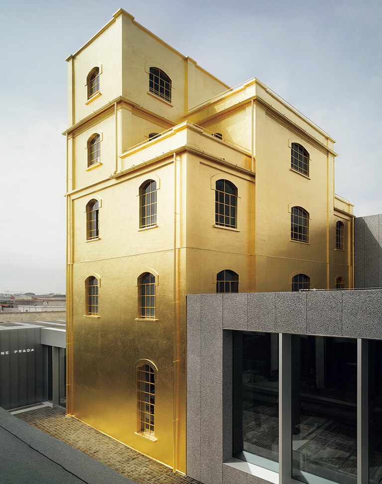 入り口のある「ポディウム」の外観。©Bas Princen ©Courtesy Fondazione Prada