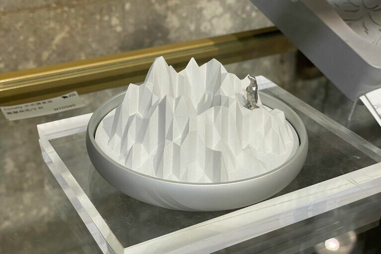 「dilio 一樓設計」の山型ディフューザーはセメント製。白と黒の2色があります。