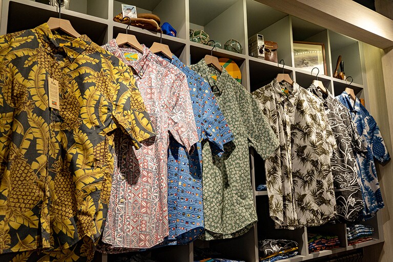 アロハシャツの伝統を守りつつ、モダンなデザイン。プリントにもストーリーが。