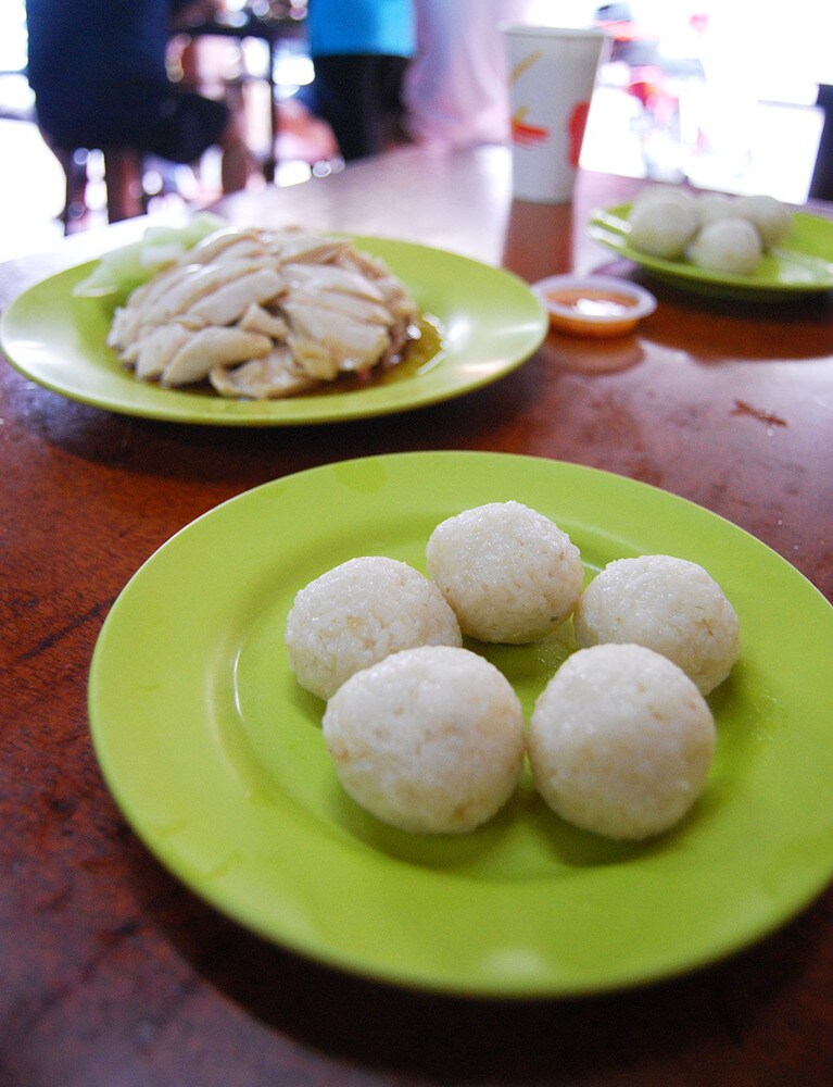 まん丸のライスボールは、ゴルフボールぐらいのサイズ。約60年前、2代目の店主が見た目のインパクトを出すために考案したという。