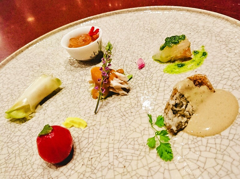 軽やかな仕立て、すっきりと入ってくる。合わせるお茶は、冷たい凍頂烏龍茶。