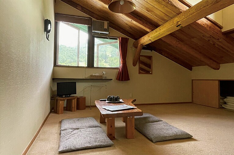 ひとりに人気の屋根裏部屋タイプの洋室。