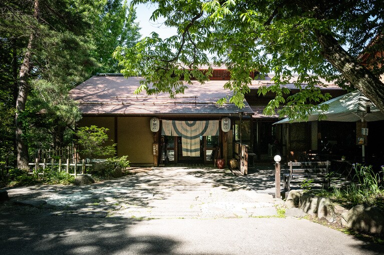 自然に囲まれた「中棚荘」なら、なにもしない贅沢も味わえる。