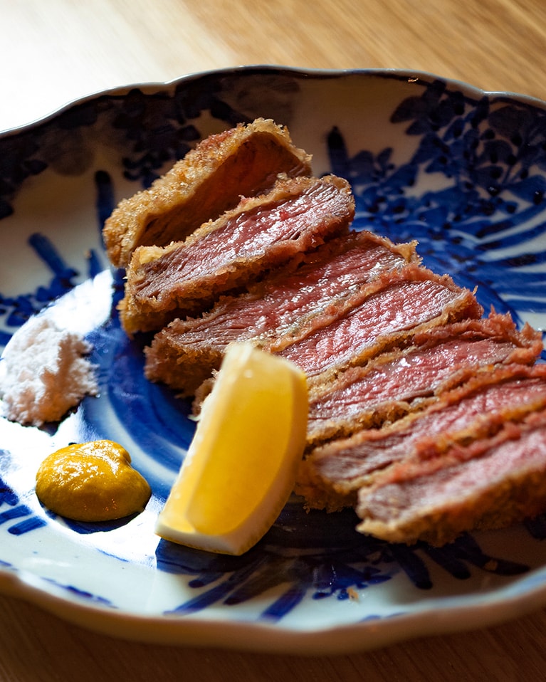 ご年配の方にも人気の蔵王牛ビフカツ 2,600円。部位は稀少なシンシン。ふわっと柔らか。雪塩、レモン、和がらし添え。