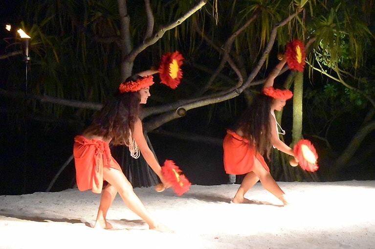 タヒチアンダンスショーも開催。スタッフはみな、美しく、エンターティナーでもあります。