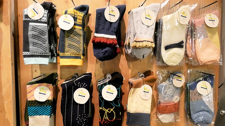 ブランド名には「いつもよりほんのちょっと多く(+10)何かをすることで、自分の世界観を広げられる」という意味が込められています。