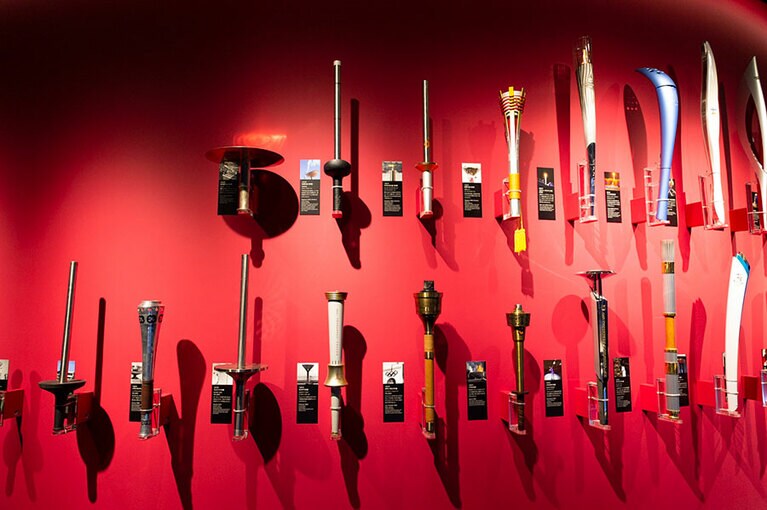 ずらりと並んだトーチの展示。左から右の順で新しい。時代を経るごとに長くなる傾向が。