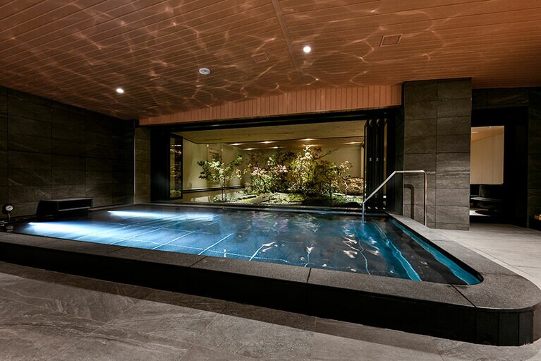 夜は水中照明が光り、天井には水面のゆらめきが幻想的に映し出される。