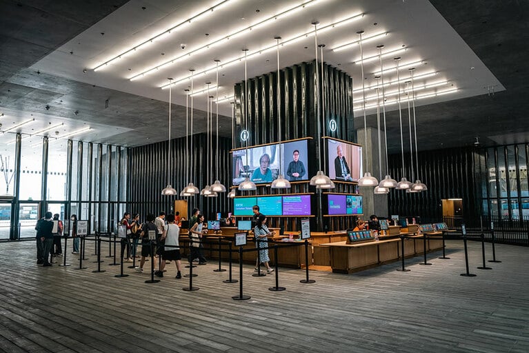 各展覧会のチケットを購入するチケットカウンター。