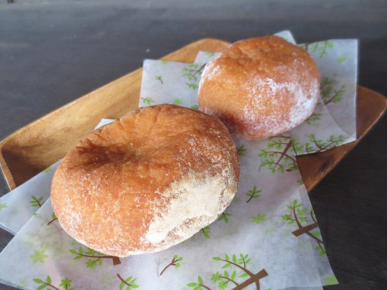 「揚げ米パン」左・きなこ220円。右・プレーン150円。